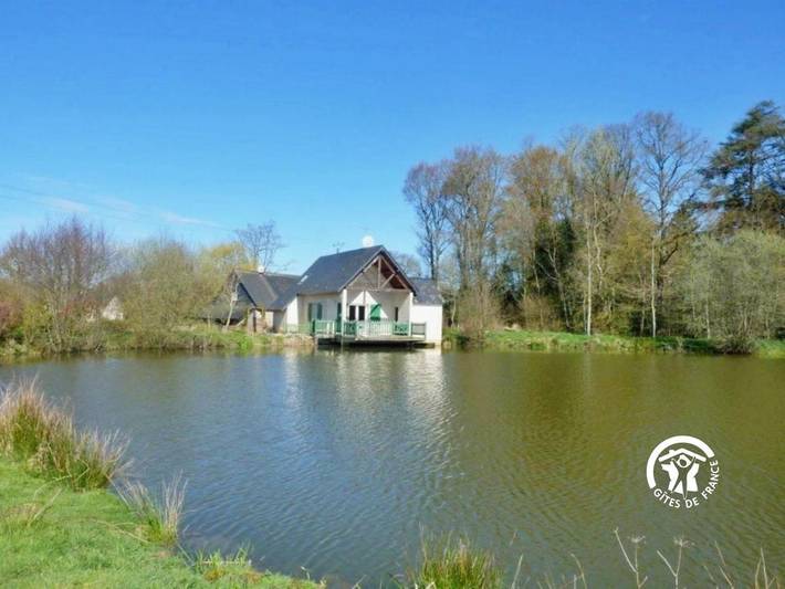 Location de vacances pour 4 personnes, avec jardin ainsi que terrasse et vue sur le lac à Saint-Ellier-du-Maine