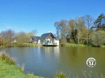 Location de vacances pour 4 personnes, avec jardin ainsi que vue sur le lac et terrasse à Saint-Ellier-du-Maine