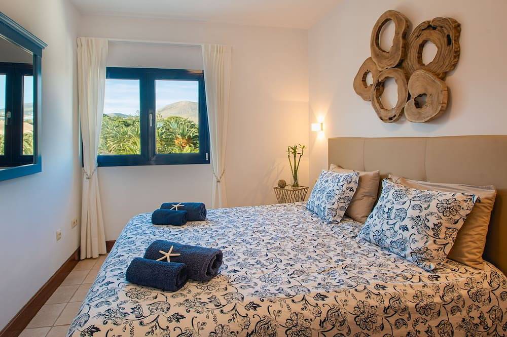 Frontline Villa 25, Modern Coastal Design with Amazing Views in Puerto Calero, Yaiza