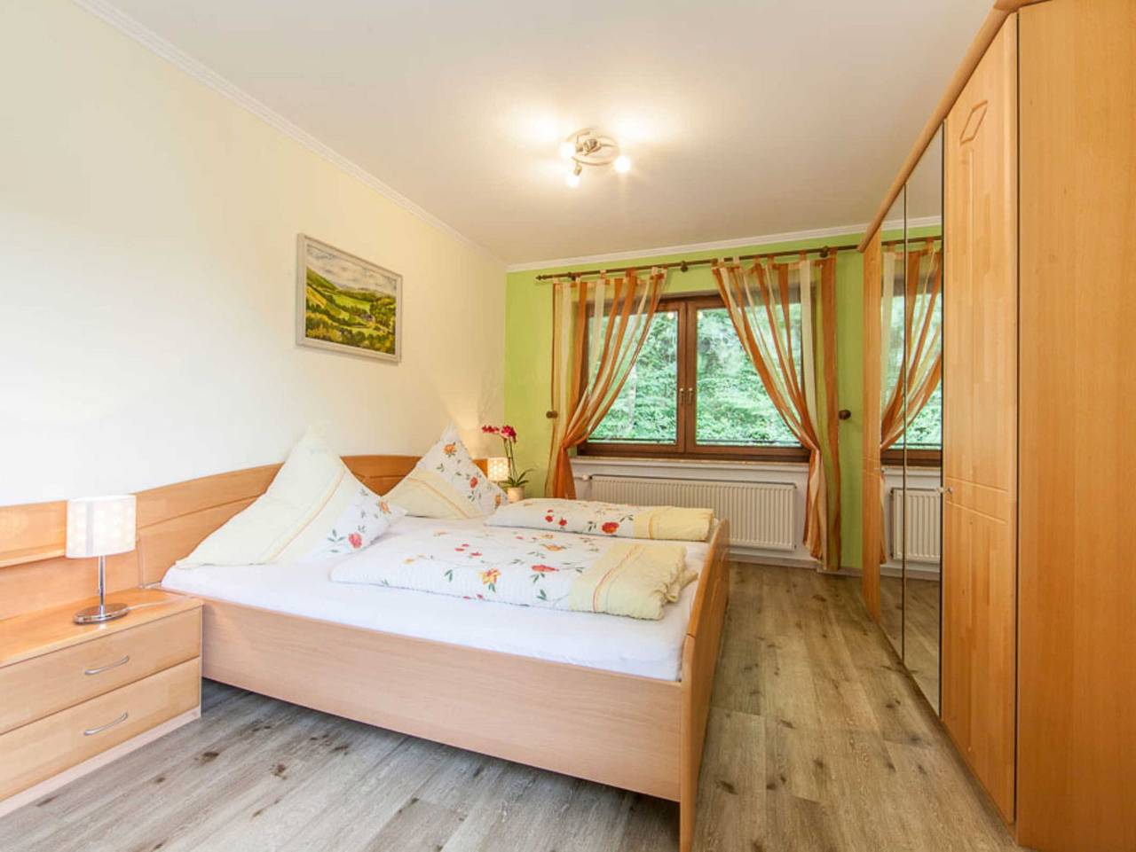 Landgasthaus Zum Kreuzberg - Doppelzimmer mit Balkon auf der Südseite in Schönbach, Vulkaneifel