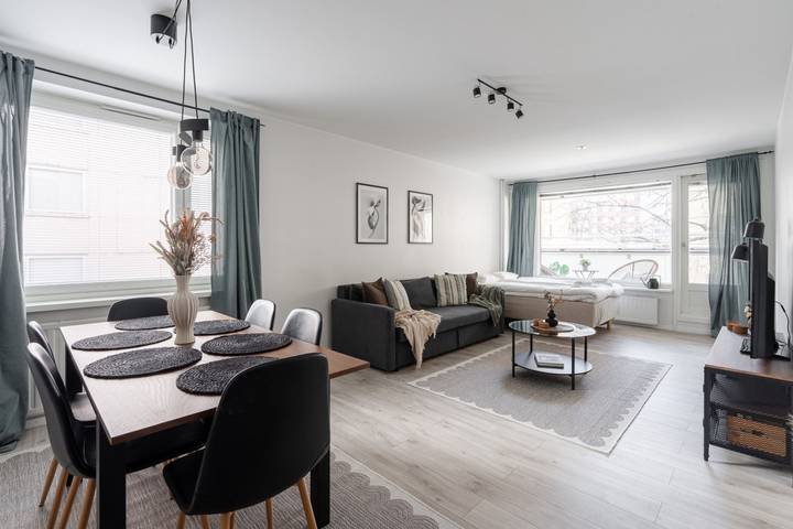 Ganze Wohnung, Spacious Downtown Apt with Balcony | Hosts 10 in Pirkanmaa