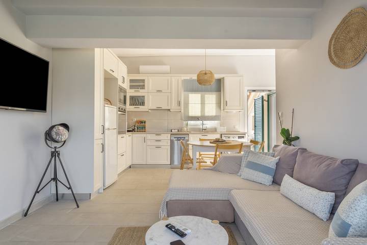 Entire apartment, Apartment 'Emelia' with Sea View, Wi-Fi and Air Conditioning in Lixouri, Kefalonia