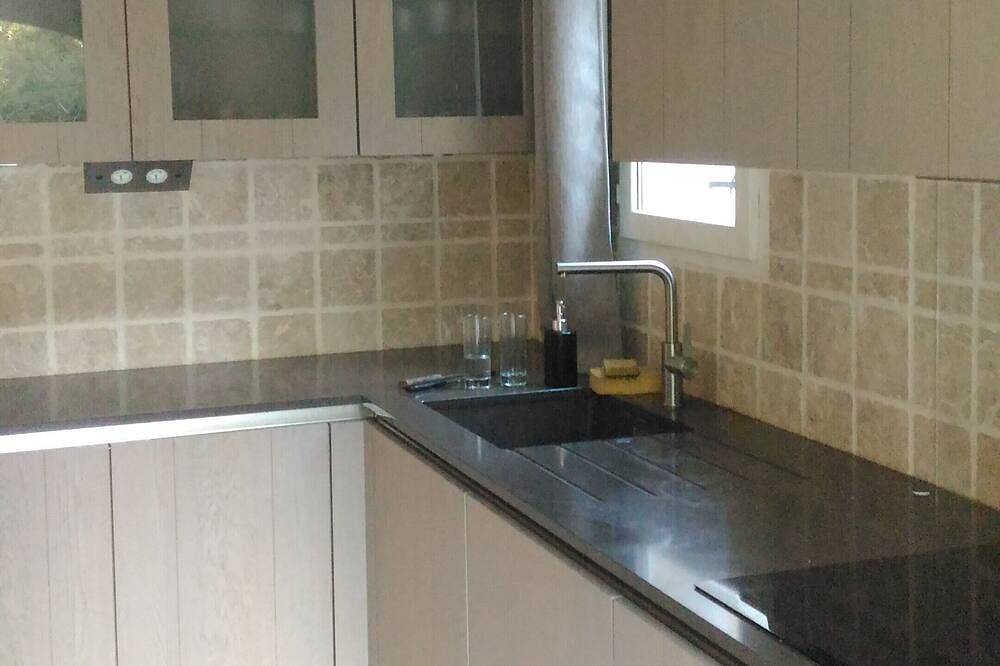 Bed And Breakfast, private 1st floor in villa  in Boulouris, Saint-Raphaël