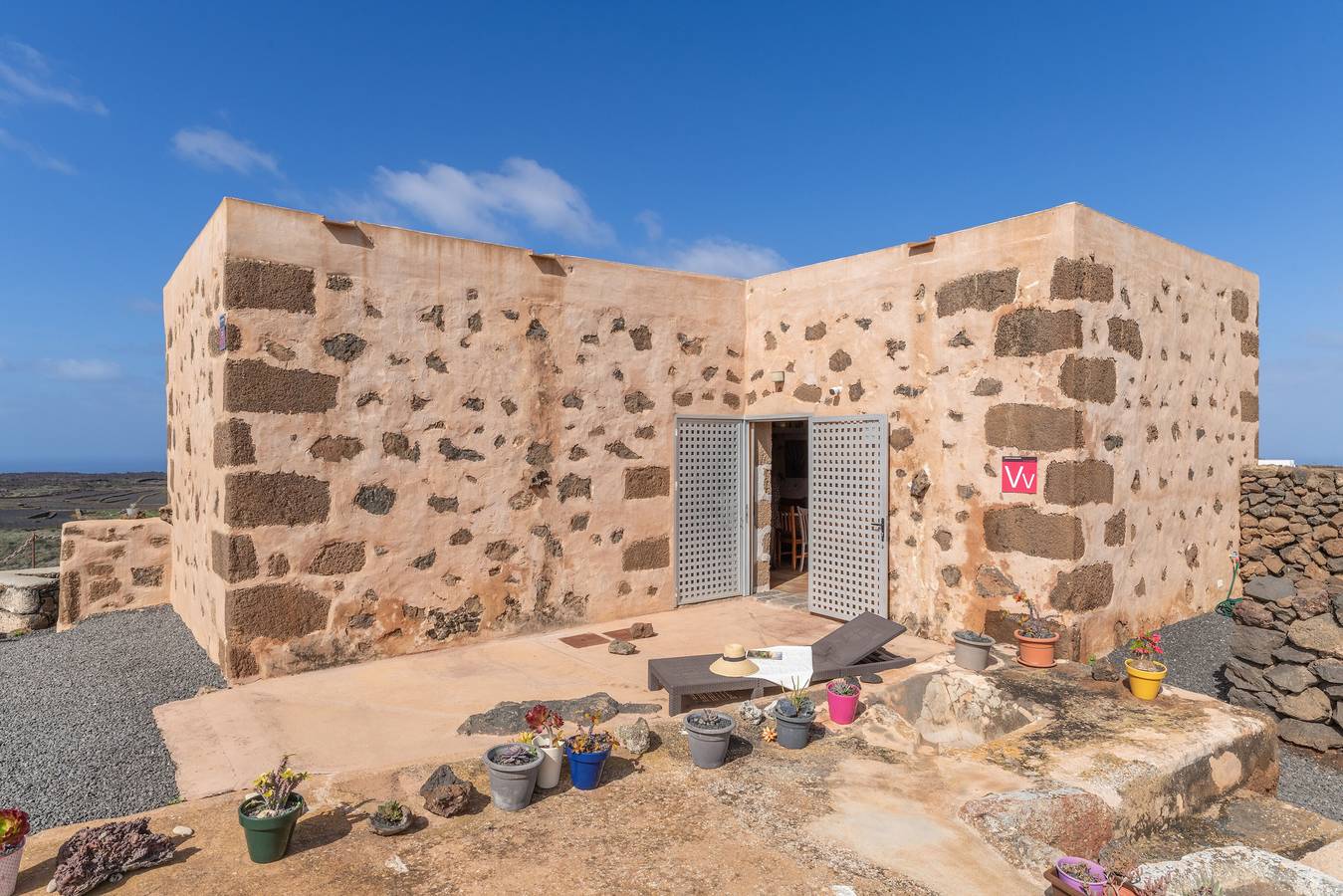 Holiday Home 'El Tablero' with Sea Views, Private Terrace and Wi-Fi in Mancha Blanca, Tinajo