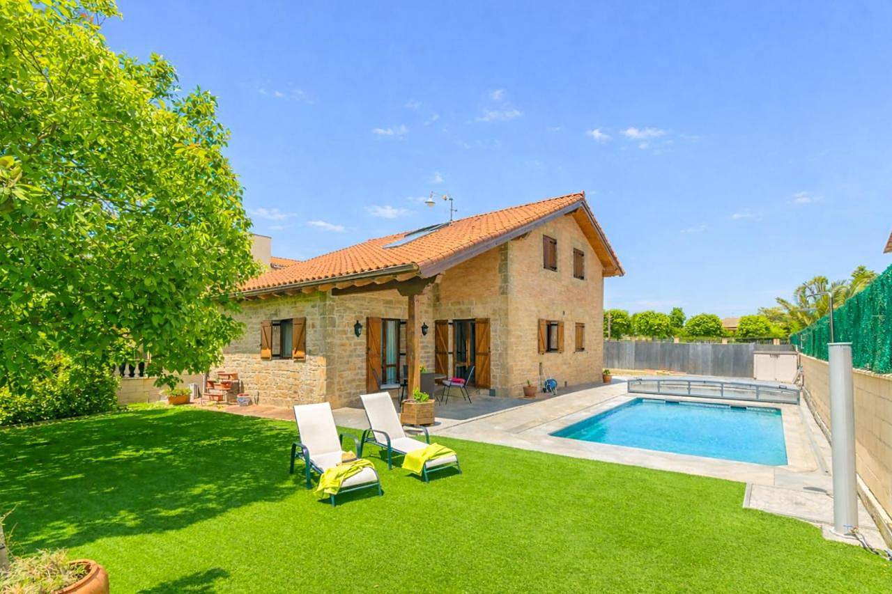 Gran casa de campo con piscina a 15 km de Pamplona in Adiós, Provincia de Navarra
