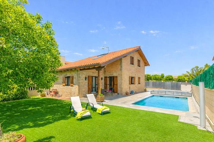 Casa rural con piscina para 9 personas, con piscina además de vistas y jardín, Se admiten mascotas en Navarra