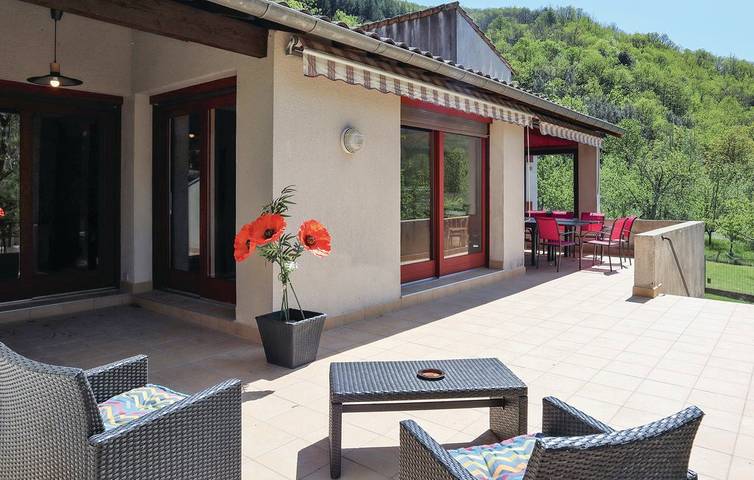 Gîte pour 13 personnes, avec jardin ainsi que terrasse et piscine à Saint-Pierre-de-Colombier - 4