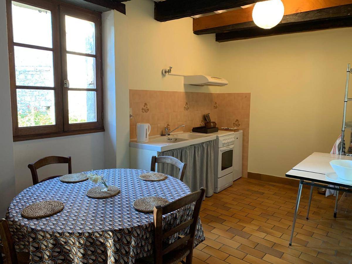 Appartement entier, One-Bedroom Apartment in Saint-Vincent-Rive-d'Olt, Quercy