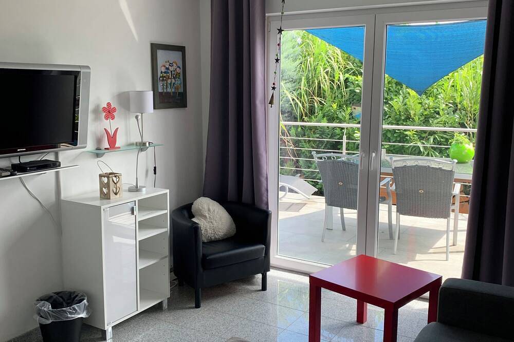 Entire apartment, Modern bright apartment on Lake Constance Meersburg lake and mountain view vacation, dog in Meersburg, Bodenseekreis