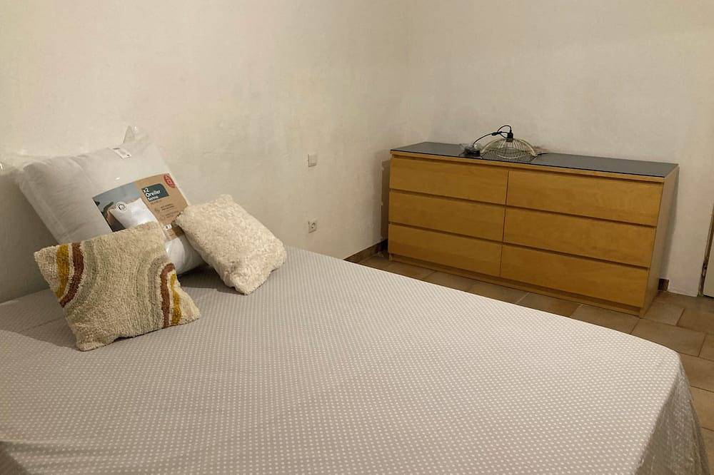 House sleeps 6 possibility8 in exceptionally quiet south-facing location in Le Rouret, Region de Cannes