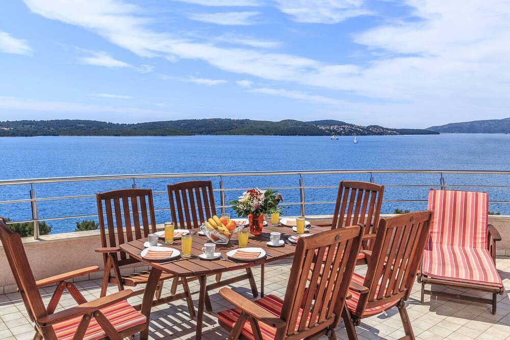 Entire apartment, Luxury Penthouse with sea views and fabulous terrace in Trogir, Ciovo