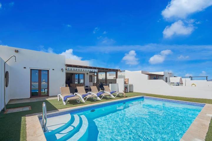Villa for 4 people, with view and garden as well as pool in Lanzarote