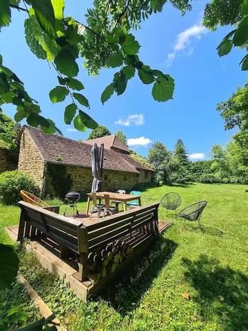 Gîte pour 4 personnes, avec jacuzzi et piscine ainsi que jardin et sauna à Sarlande