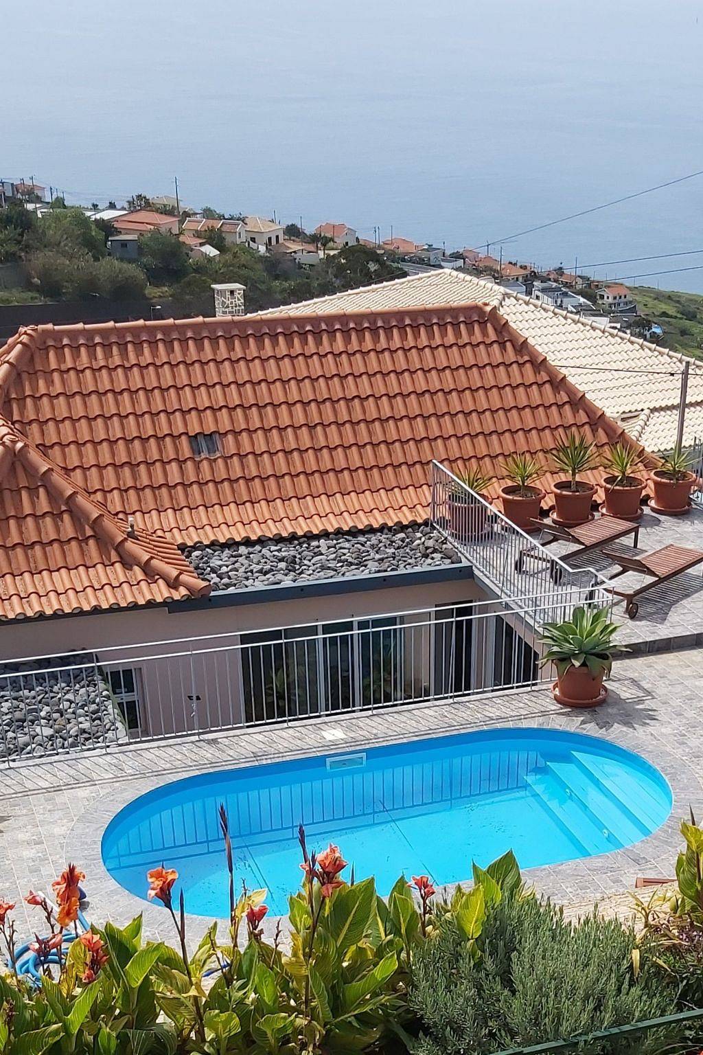 Cottage aus Stein mit Blick auf das Wasser in Estreito da Calheta, Île de Madère