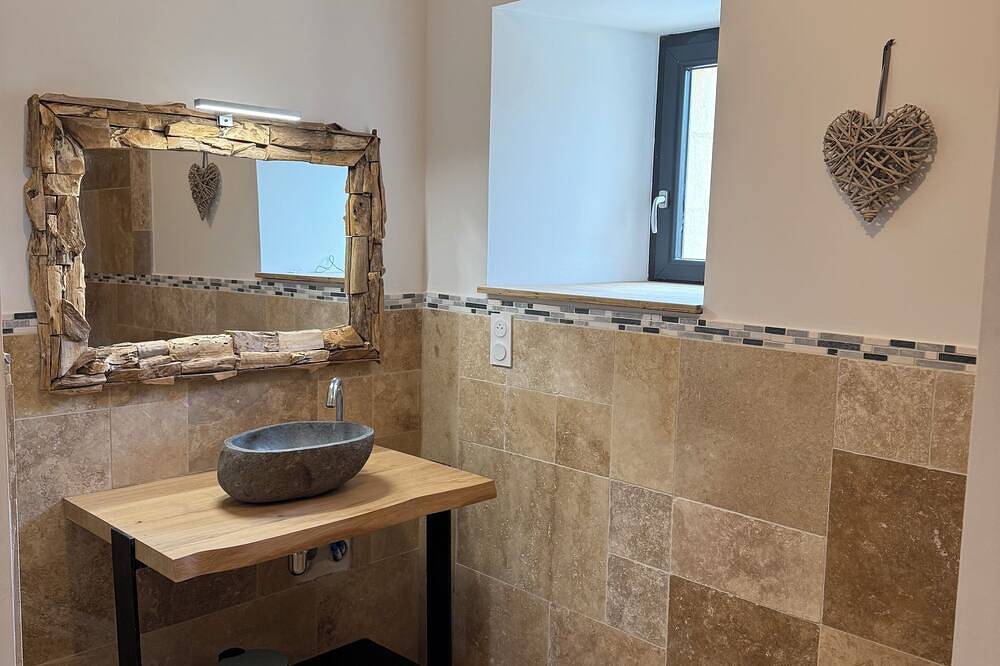 Charming gîte with swimming pool in Rouffignac-Saint-Cernin-de-Reilhac, Périgord