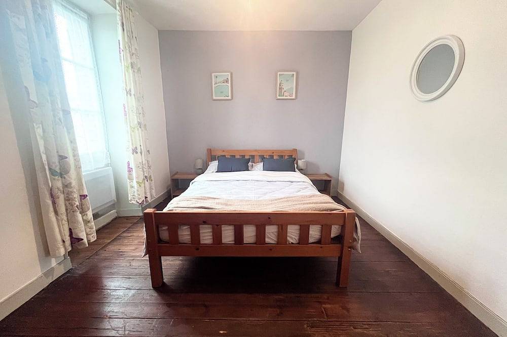 Centrally located in a beautiful town, private garden & parking in Le Dorat, Région de Bellac