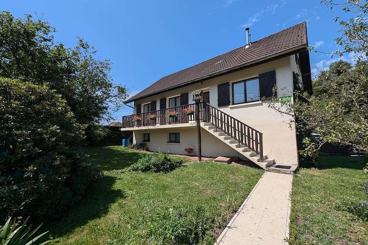 Gîte pour 10 personnes, avec jardin, animaux acceptés