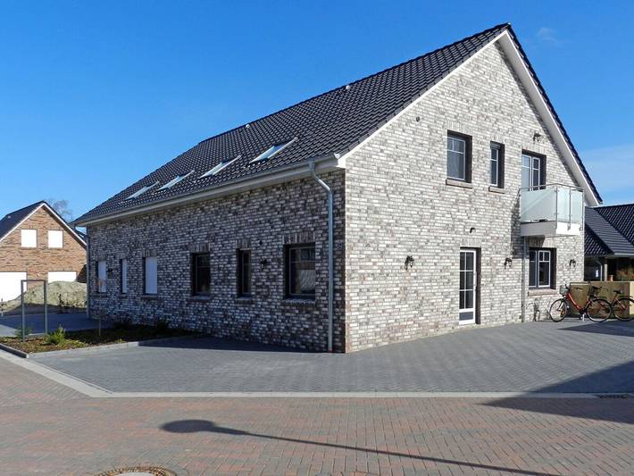 Ferienhaus für 9 Personen, mit Balkon und Whirlpool sowie Terrasse und Garten in Burhave