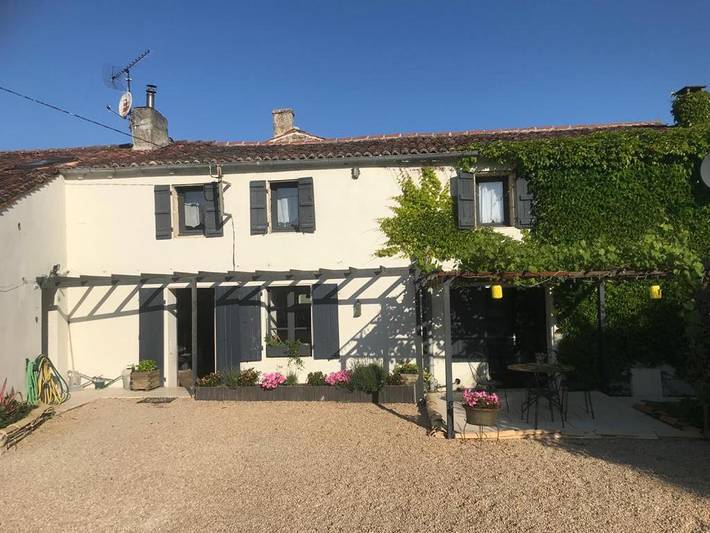 Location de vacances pour 8 personnes, avec terrasse et vue ainsi que piscine et jardin à Nuaillé-sur-Boutonne