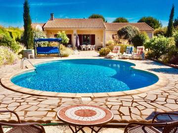 Location de vacances pour 6 personnes, avec terrasse ainsi que jardin et piscine à Ginestas