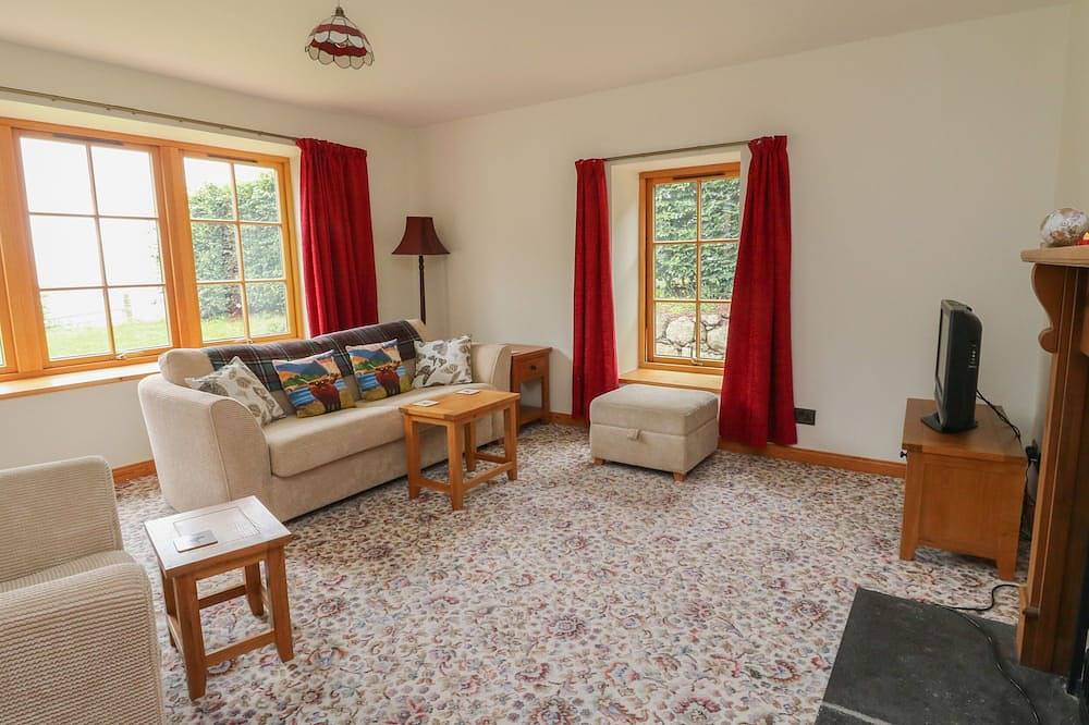 The Milk House, with a garden in Fortrose in Highlands