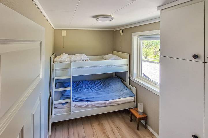 Beach front home in ølve with WiFi in Hardangerfjord