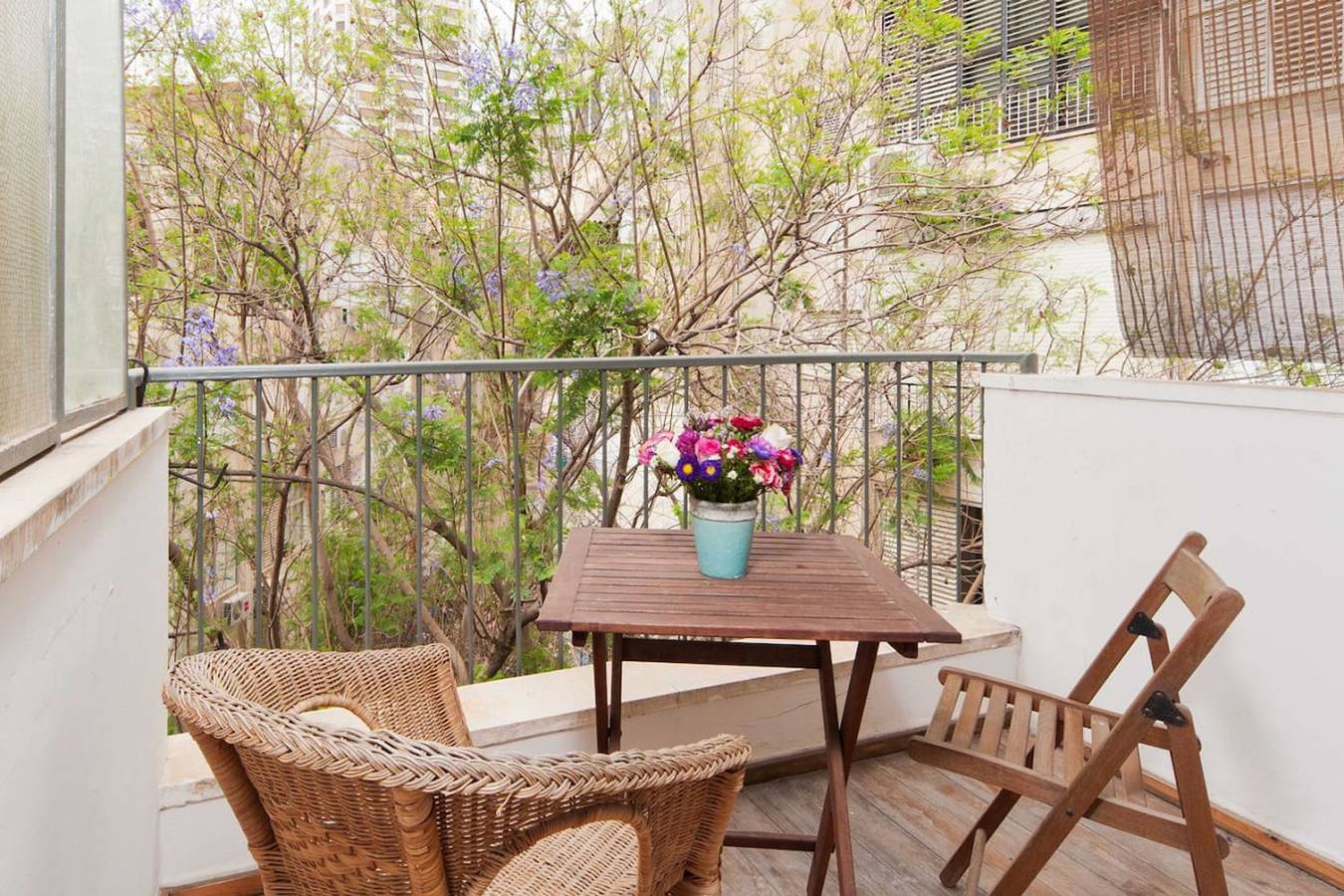 Entire apartment, Stylish Apt w/ Charming Balcony in the Very Center in Tel Aviv, Tel Aviv District