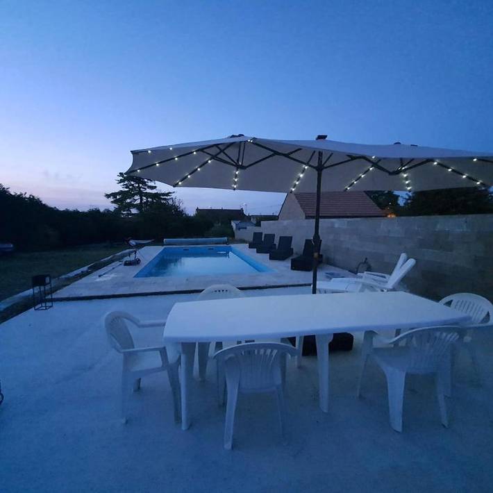 Location de vacances pour 12 personnes, avec piscine ainsi que jardin et terrasse dans Saint-Georges-sur-Arnon