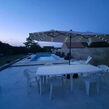 Location de vacances pour 12 personnes, avec terrasse ainsi que jardin et piscine dans Saint-Georges-sur-Arnon