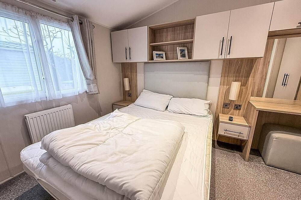 6 berth caravan with part sea views and Wifi, by the beach in Waveney District, Sunrise Coast