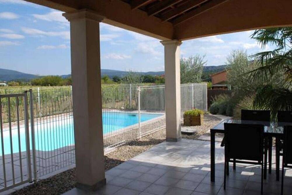 Villa standing 4P climatisée, piscine privée terrasse et jardin, très calme in Vallon-Pont-d'Arc, Ardèche