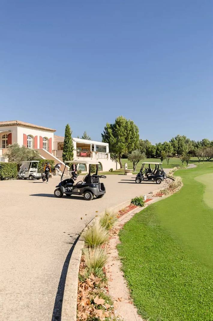 Location de vacances pour 8 personnes, avec terrasse et jardin ainsi que piscine et vue dans Golf de Pont Royal - 3