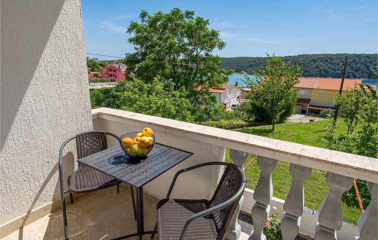 Ganze Ferienwohnung, Apartment am Meer mit Terrasse, WLAN und Parkplatz in der Nähe von Restaurants in Kampor, Rab