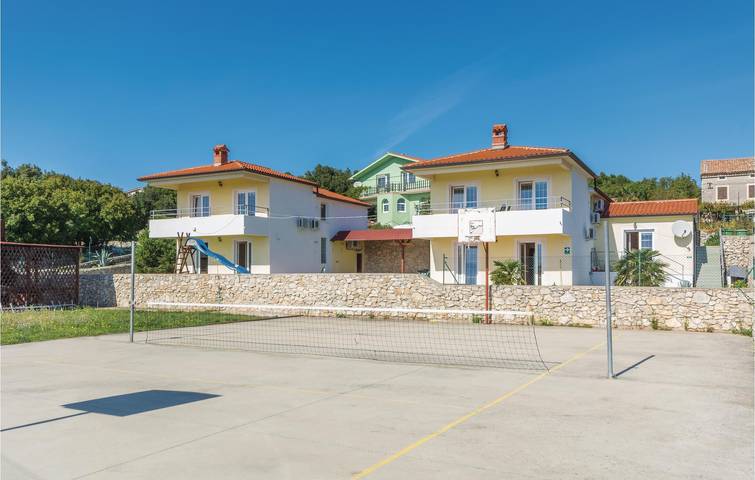 Apartamento vacacional entero, Acogedor apartamento con piscina, terraza y acceso a la playa, ¡a solo 2 km! in Raša, Costa Este de Istria