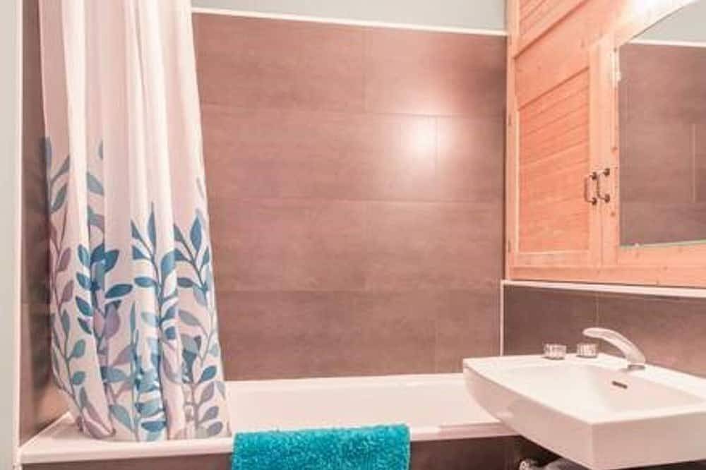 Entire apartment, Cozy studio for 4 with balcony and Wi-Fi, direct access to slopes in La Pierre Saint-Martin, Arette