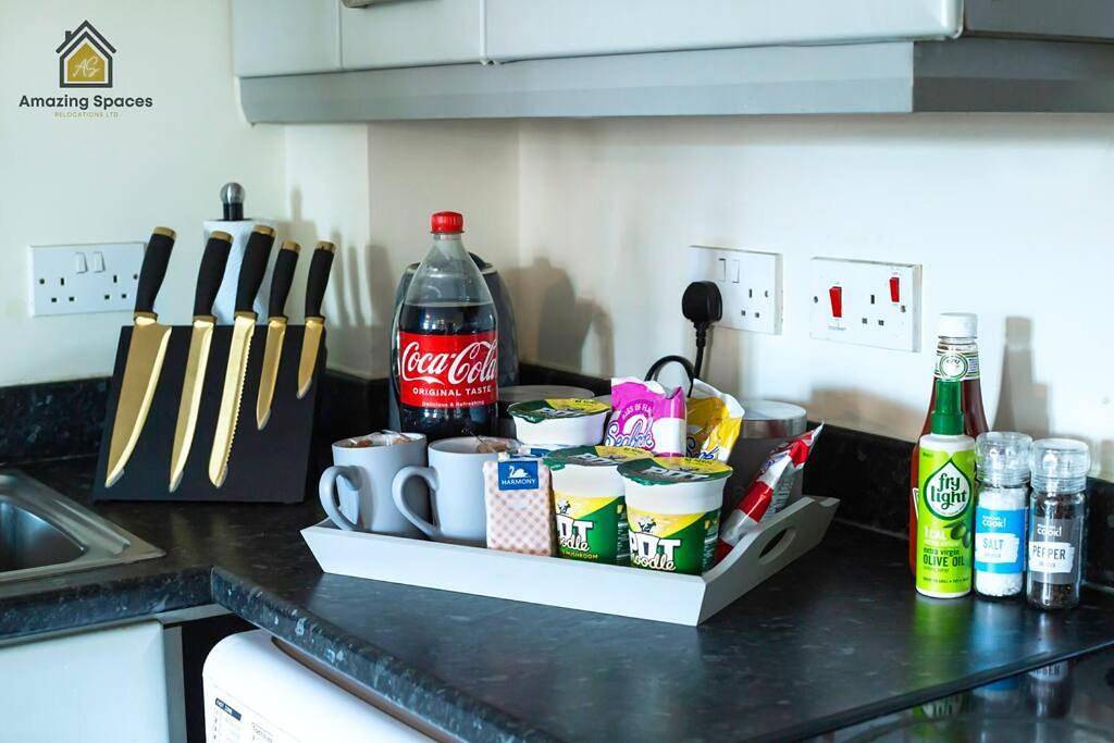 Entire apartment, Homely 2 Bed Flat Sleeps 4 with Parking and Wifi by Amazing Spaces Relocations Ltd in Warrington, Cheshire