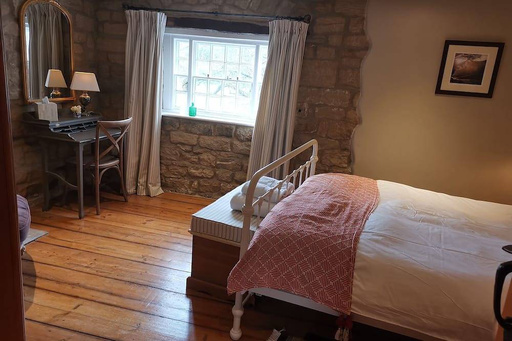 Gorgeous cosy dog friendly Nidderdale  cottage built 1780  short walk to shops in Pateley Bridge, Nidderdale AONB