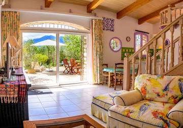 Gîte pour 3 personnes, avec piscine ainsi que jardin et terrasse à Eus