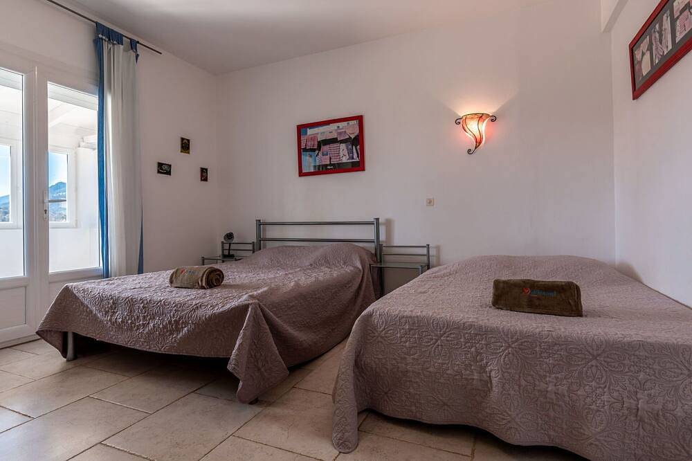 Villa indipendente con piscina privata, Tv, patio, animali ammessi, vista panoramica, parcheggio in Santa Lucia di Moriani, Corte e dintorni
