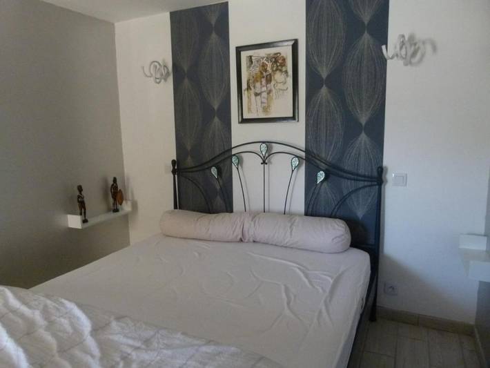 Location de vacances pour 2 personnes, avec piscine et bassin pour enfant ainsi que vue et jardin à Roussas - 2