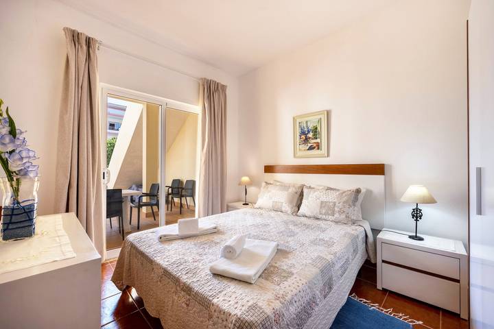 Apartamento inteiro, Apartamento Villas Brites nº1 com Piscina Partilhada, Jardim Partilhado, Terraço e Wi-Fi in Praia do Burgau, Budens