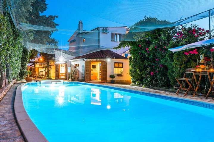 Villa für 14 Personen, mit Terrasse und Pool, mit Haustier in Rogoznica