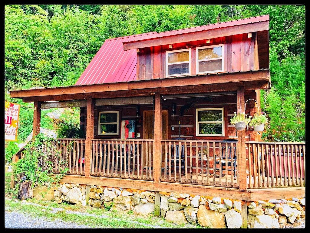 Gemütliche Hütte versteckt auf der Bergseite, tierfreundlich, Whirlpool, schöne Aussicht in Cocke County