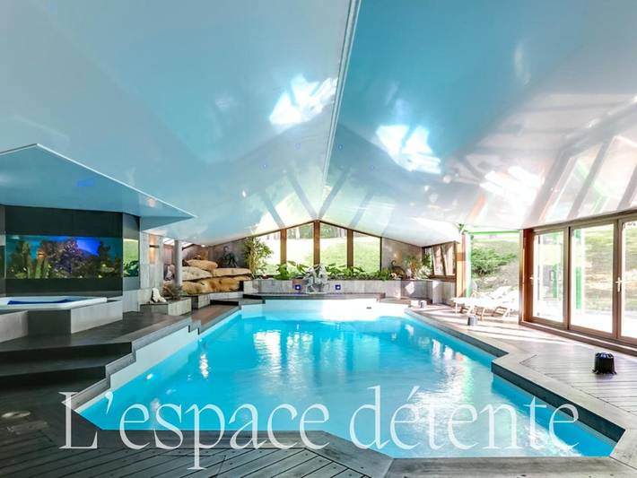 Maison de campagne pour 20 personnes, avec piscine et sauna ainsi que jardin et vue, animaux acceptés à La Boissière-École