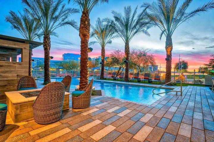 Vacation rental for 10 people, with yard and balcony as well as pool, kid friendly in Tempe