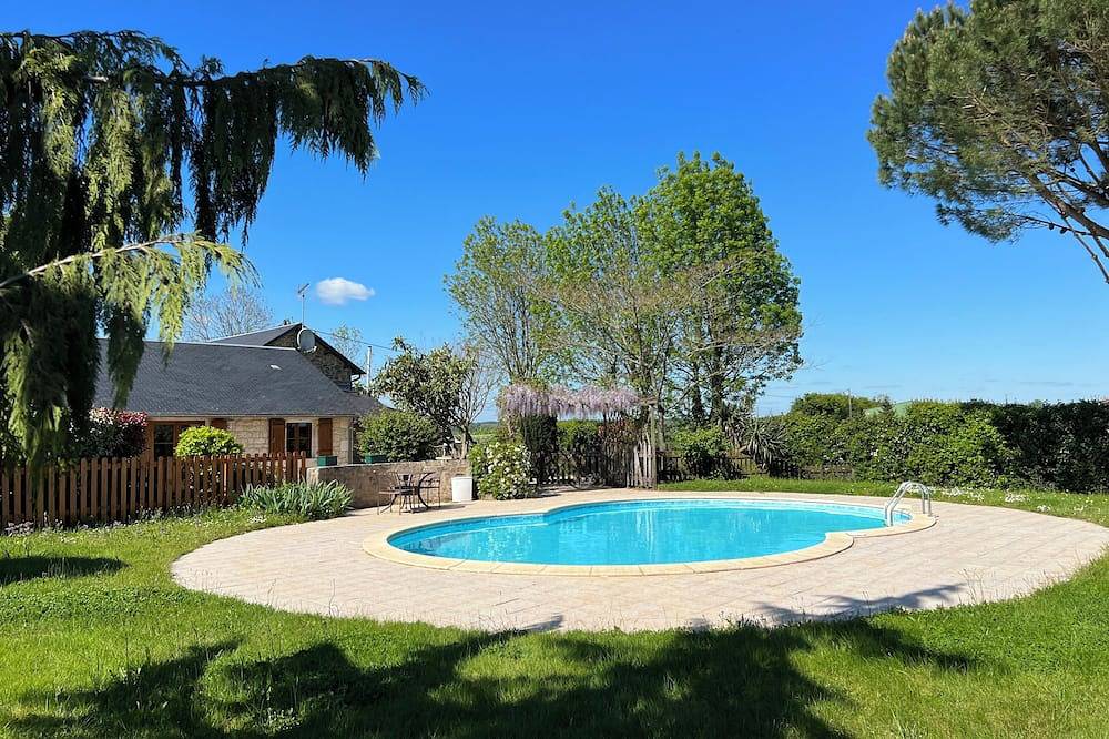 3 charming self-contained gites-beautiful pool & games room; ideal for families in Saint-Georges-de-Noisné, Deux-Sèvres
