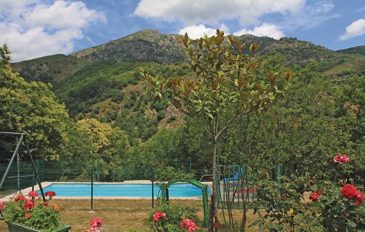 Retraite avec vue sur la montagne, parking, pêche et piscine in Mayres, Parc naturel régional des Monts d'Ardèche