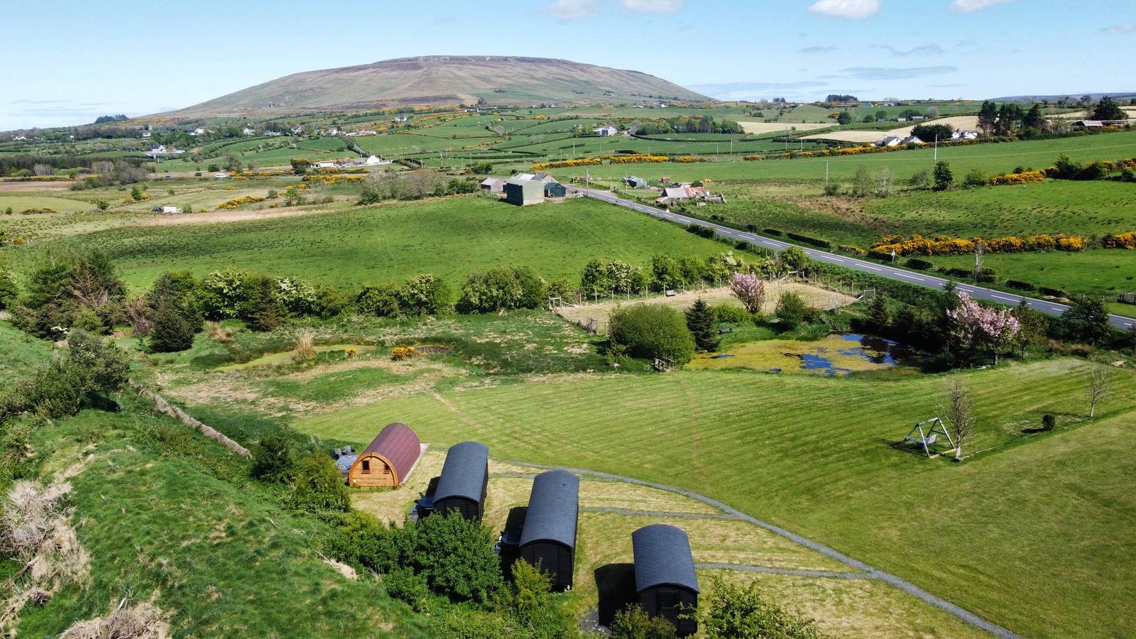 Littlelakelodge 2 Cabin with Hot Tub and Parking in County Antrim
