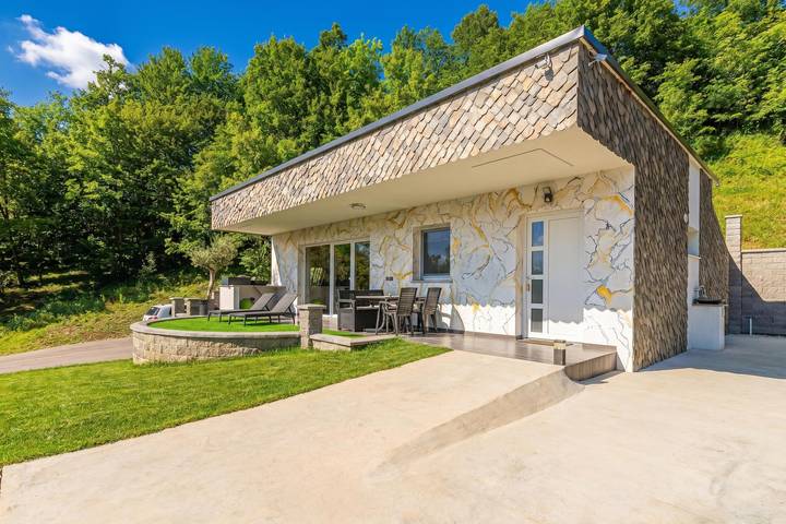 Vakantiehuis voor 4 personen, with Terras and Zwembad as well as Sauna in Slovenië