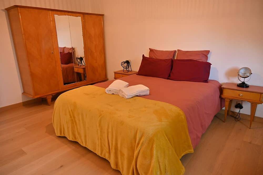 Close to the city centre. Private top floor surrounded by a spacious garden in Pontivy, Pontivy region